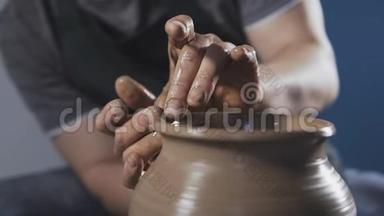 手轻轻创造正确形状的手工粘土。 波特创造产品
